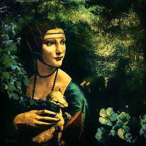 Dame mit ihrem Frettchen im Wald