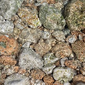 L'eau de mer claire s'écoule sur des pierres claires 1 sur Montepuro