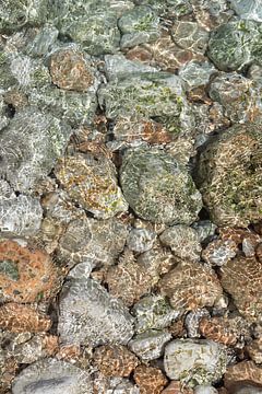Helder zeewater stroomt over lichtgekleurde stenen 1