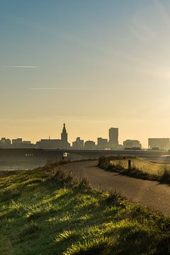 Silhouette de Nijmegen, vue par-dessus la digue près de Lent