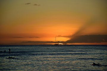 Waikiki zonsondergang van Frank's Awesome Travels