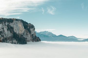 In mist gehuld berglandschap in Dornbirn, Oostenrijk van Besa Art