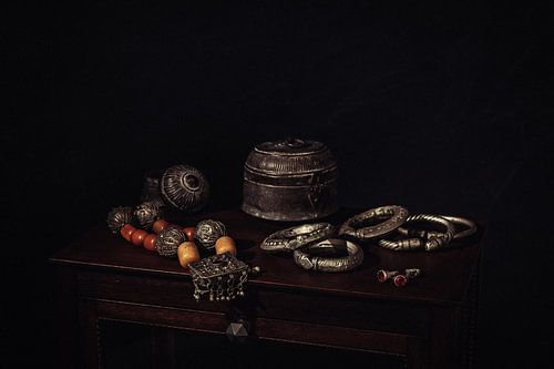 Stilleven met Arabische theekan, potjes en sieraden.