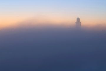 Toren van Lebuïnuskerk Deventer in de mist van Ronald Pol