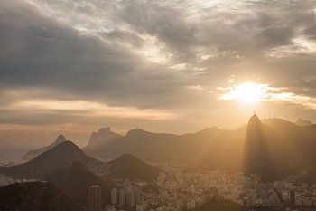 Sonnenuntergang über der Christus-Statue in Rio de Janeiro