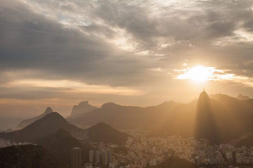 Zonsondergang over het Christus beeld in Rio de Janeiro van Armin Palavra