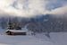 Berghut in de Sneeuw met openbrekende wolken van Guido Akster