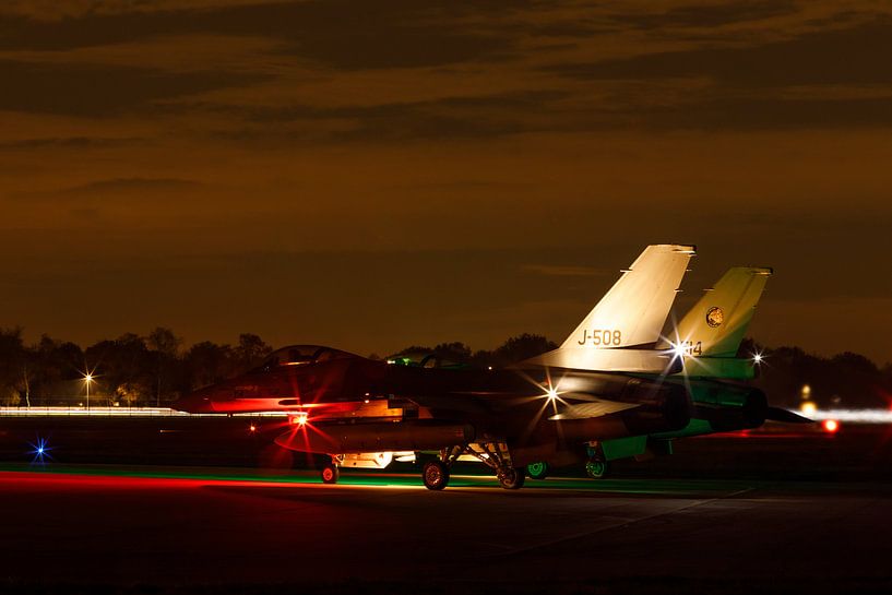 Die F-16s bereiten sich auf eine nächtliche Mission vor. von Arjan van de Logt