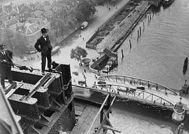 Twee mannen bovenop spoorbrug De Hef in aanbouw in 1926 sur Vintage Afbeeldingen