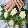 Mains d'un couple de mariés sur le bouquet de la mariée sur Jörg B. Schubert