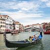 Gondel in Canal Grande met Rialtobrug, in Venetië van Felix Sedney