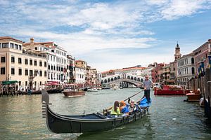 Gondel in Canal Grande met Rialtobrug, in Venetië