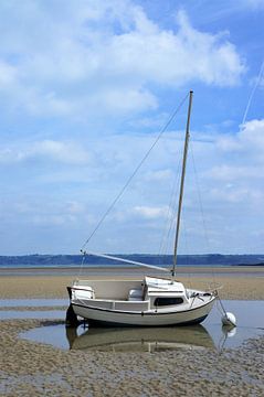 Gestrande zeilboot Locquirec Bretagne van Sandra van der Burg