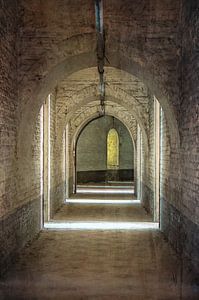 Korridore in einer alten Festung von Frans Nijland