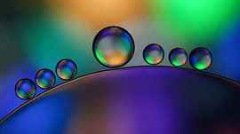 Des gouttes en équilibre sur Monique Okhuijzen