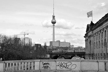 Blick von der Monbijou-Brücke zum Berliner Fernsehturm 