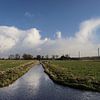 Wolken reflecteren in een sloot van de Zuidplaspolder in Moordrecht von André Muller