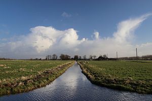 Wolken reflecteren in een sloot van de Zuidplaspolder in Moordrecht