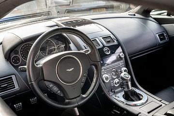 Aston Martin V12 Vantage sportwagen dashboard