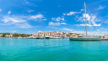 Jachthafen an der schönen Küste von Porto Petro, Spanien Mittelmeer