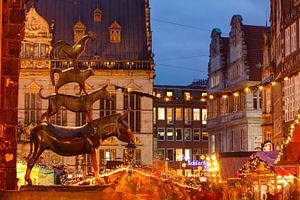 Die Bremer Stadtmusikanten und Weihnachtsmarkt mit  Haus Sch�tting, Marktplatz-Westseite und Obernst