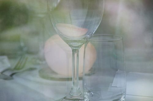 Verres transparents sur la table lors d'un dîner