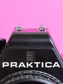 Makro-Nahaufnahme von Details einer alten 'Praktica'-Kamera mit rosa Hintergrund von Iris Koopmans