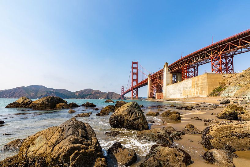 Gold Gate Bridge Rocks 3 - San Francisco van Remco Bosshard