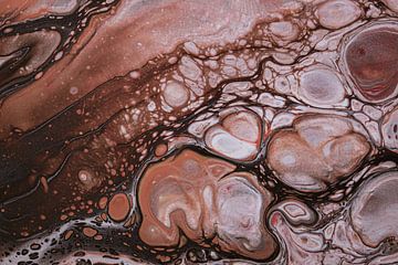 Vloeibare kleuren: Bruin tinten stromen langs elkaar (abstract) van Marjolijn van den Berg
