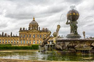 Ansicht von Schloss Howard in Yorkshire mit Gärten und Springbrunnen