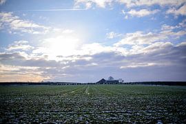 Einsamer Bauernhof auf dem Gipfel des Hügels von Arne Pyferoen