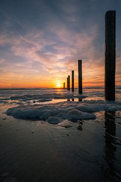 Prachtige zonsondergang en zeeschuim Noordzeestrand