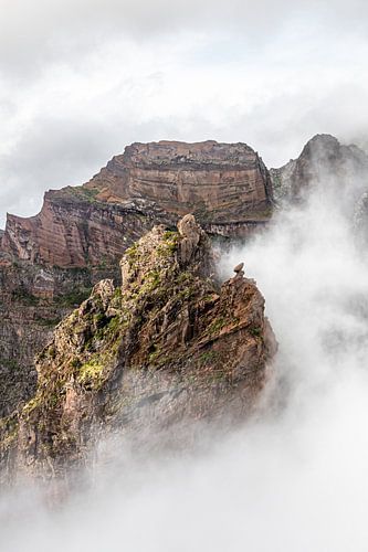 Pic de montagne dans une mer de nuages | Pico do Areeiro | Madère | Paysage