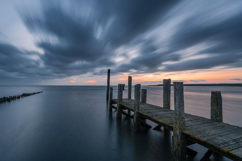 Aanlegsteiger bij zonsopkomst. van Laurents ten Voorde
