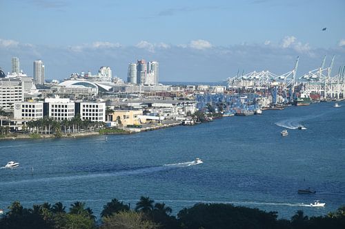 Uitzicht op de haven op een zomerse dag