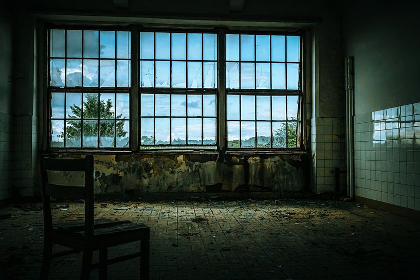 Fenêtre sur le passé - Chambre abandonnée avec vue par Infinite Decay