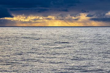 Zonsondergang met wolken op de Noordzee