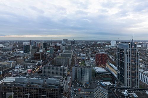 Het stadscentrum van Rotterdam tijdens schemering