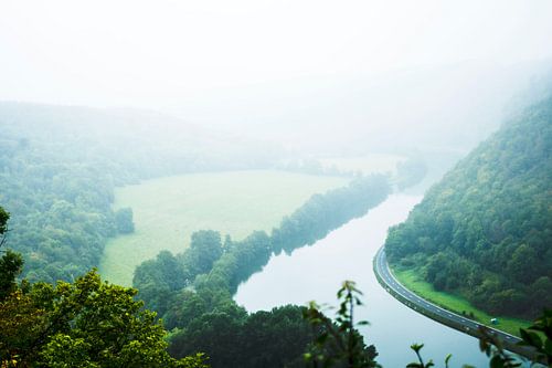 Nebliges Flusstal Landschaftsblick