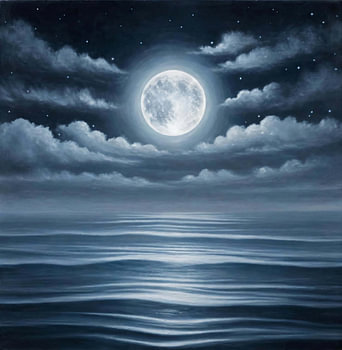 Der heitere Vollmond spiegelt sich in den ruhigen Meereswellen wider