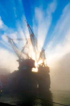 Plate-forme pétrolière dans le brouillard. sur Ruurd Dankloff