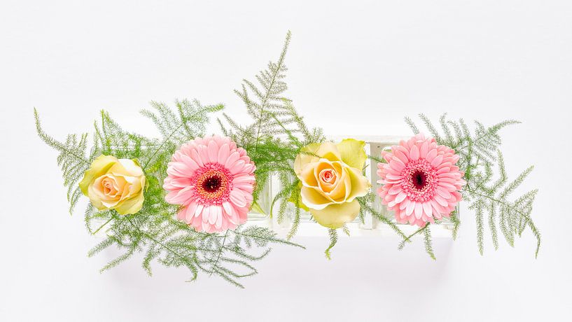 Roze gerbera's en zacht gele rozen von Jenco van Zalk