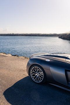 Audi R8 V10 met een Prachtig Zeezicht op de Achtergrond van Sebastiaan van 't Hoog