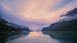 Sonnenaufgang über Lovatnet, Vestland, Norwegen
