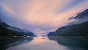 Sonnenaufgang über Lovatnet, Vestland, Norwegen