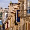 Straatje met echte Maltese balkons in Sliema van Judith van Wijk