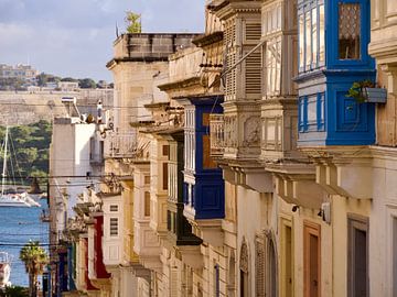 Straatje met echte Maltese balkons in Sliema van Judith van Wijk