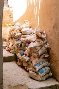 Gekleurde zakken op de straat markt in Marokko | kleurrijke reisfotografie van Studio Rood