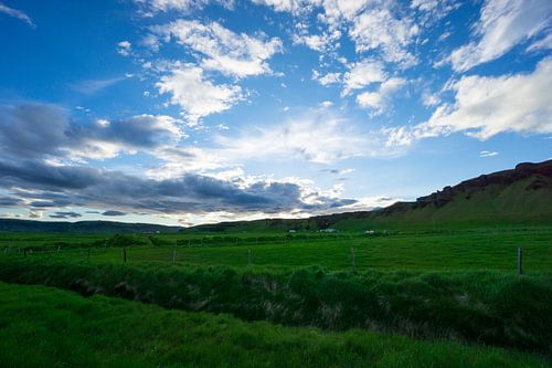 IJsland - Intens groen landschap met vulkanische bergen en ik