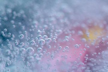 une infinité de bulles prises dans la glace, en blanc, rose, bleu, vert et jaune